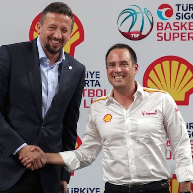 Türkiye Basketbol Federasyonu Başkanı Hidayet Türkoğlu ve Shell & Turcas CEO’su Emre Turanlı