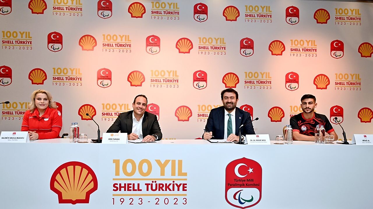 Para halter milli sporcusu Nazmiye Muslu Muratlı, Shell & Turcas CEO Emre Turanlı, Türkiye Milli Paralimpik Komitesi Başkanı Dr. Av. Murat Aksu, Para atletizm milli sporcusu Mikail Al