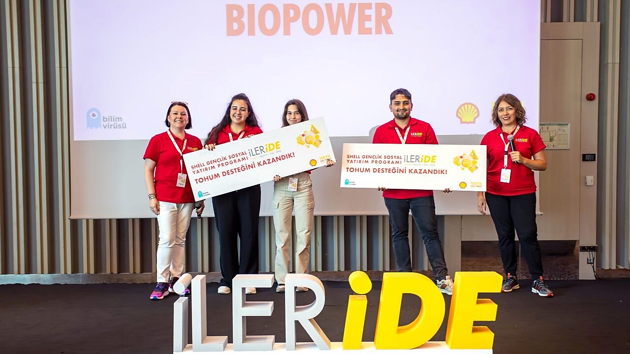 Shell Türkiye Kurumsal İletişim Direktörü ve Shell&Turcas İcra Kurulu Üyesi Meltem Okyar Perdeci, tohum desteği alan Biopower proje ekibi, Bilim Virüsü Kurucusu Şule Yücebıyık