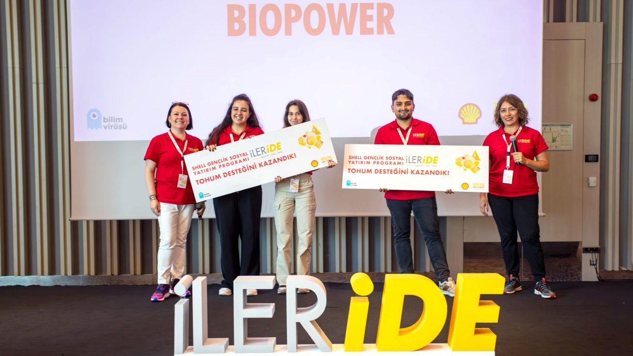 Shell Türkiye Kurumsal İletişim Direktörü ve Shell&Turcas İcra Kurulu Üyesi Meltem Okyar Perdeci, tohum desteği alan Biopower proje ekibi, Bilim Virüsü Kurucusu Şule Yücebıyık