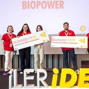 Shell Türkiye Kurumsal İletişim Direktörü ve Shell&Turcas İcra Kurulu Üyesi Meltem Okyar Perdeci, tohum desteği alan Biopower proje ekibi, Bilim Virüsü Kurucusu Şule Yücebıyık
