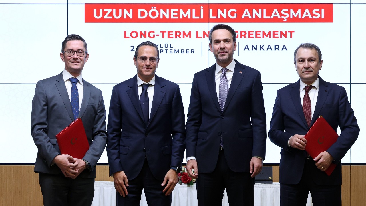 Shell LNG Ticareti Kıdemli Başkan Yardımcısı Tom Summers, Shell Global CEO'su Wael Sawan, Türkiye Cumhuriyeti Enerji ve Tabii Kaynaklar Bakanı Alparslan Bayraktar ve BOTAŞ Yönetim Kurulu Başkanı ve Genel Müdürü Abdulvahit Fidan 