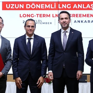 Shell LNG Ticareti Kıdemli Başkan Yardımcısı Tom Summers, Shell Global CEO'su Wael Sawan, Türkiye Cumhuriyeti Enerji ve Tabii Kaynaklar Bakanı Alparslan Bayraktar ve BOTAŞ Yönetim Kurulu Başkanı ve Genel Müdürü Abdulvahit Fidan 