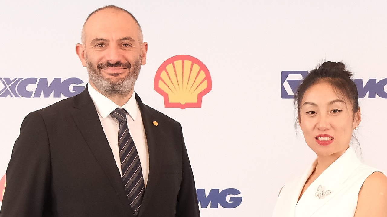 Shell & Turcas Madeni Yağlar Kurumsal Satışlar Direktörü Can Ayvalıoğlu ile XCMG Avrupa Bölgesi Genel Müdür Yardımcısı Ella Gu