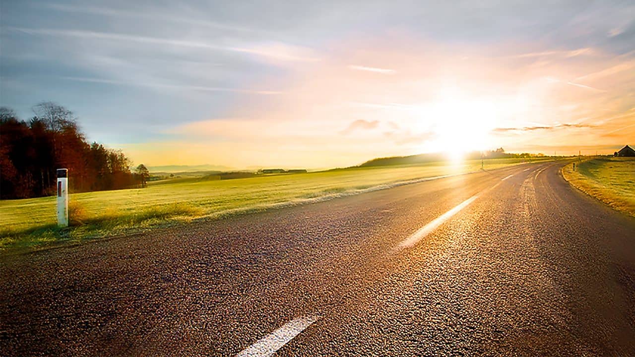Gün batımında virajlı yol
