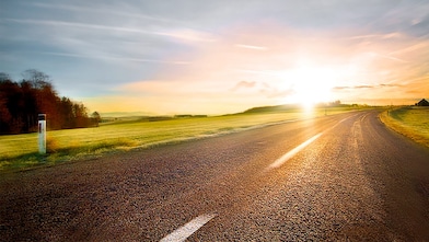 Gün batımında virajlı yol