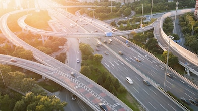 Otomobiller üst ve alt geçitli karmaşık karayolu altyapılarından geçiyor