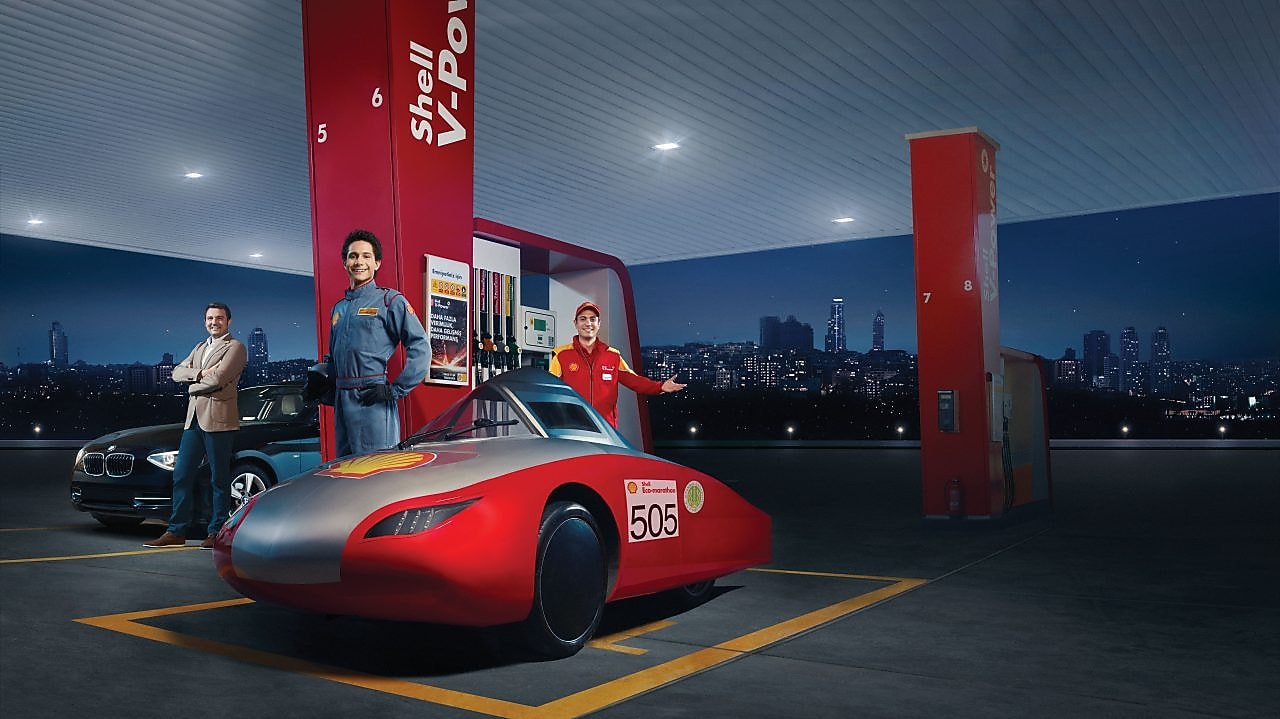 Shell istasyonunda bulunan insan görüntüleri