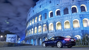 Gece Colosseum’un önündeki siyah otomobil