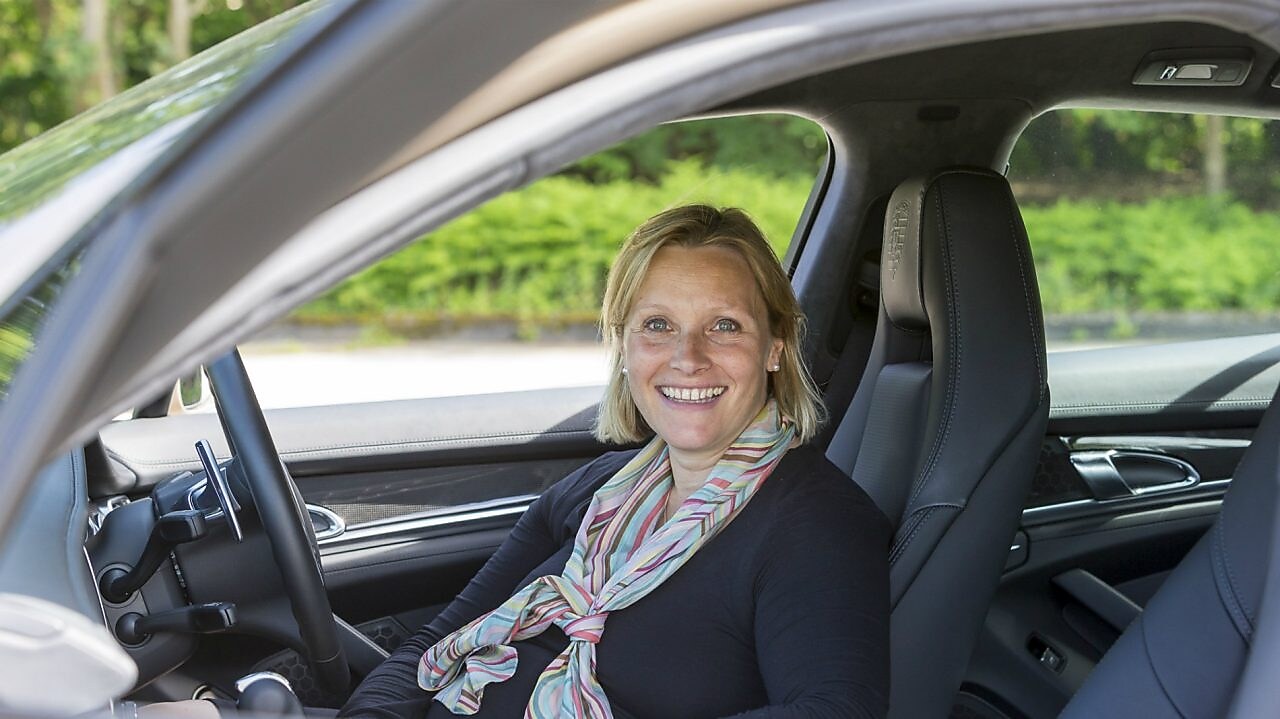 Vicki Butler-Henderson sürücü koltuğunda oturuyor