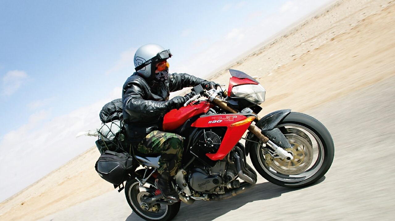 Gary Inman çölde motosiklet sürüyor