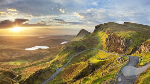 Dağların arasında dar bir yol