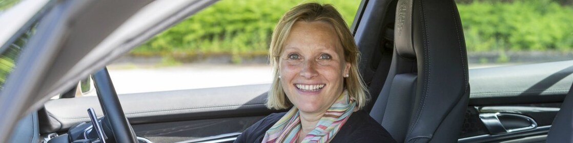 Vicki Butler-Henderson sürücü koltuğunda oturuyor