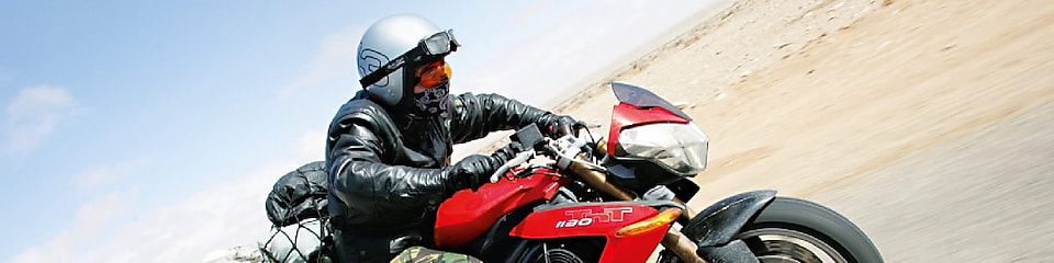 Gary Inman çölde motosiklet sürüyor