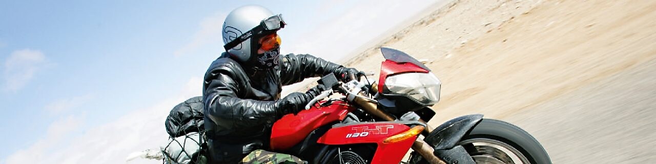 Gary Inman çölde motosiklet sürüyor