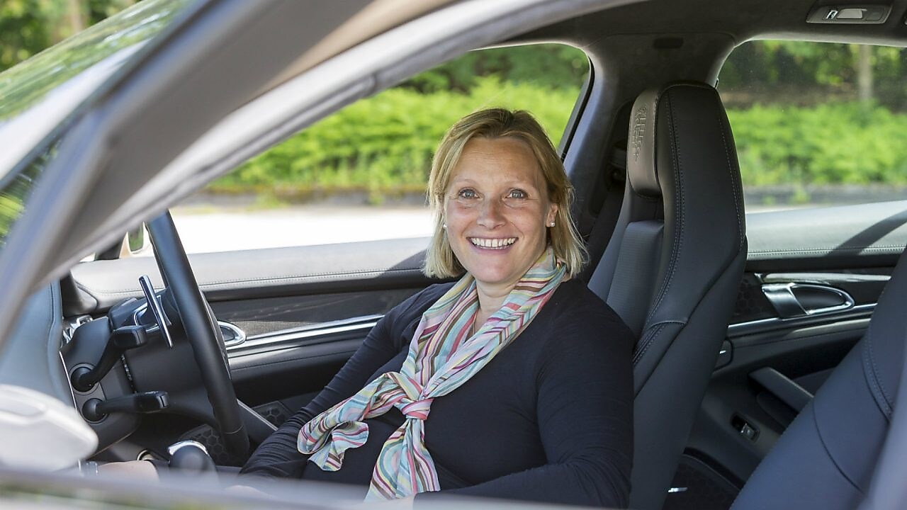 Vicki Butler-Henderson sürücü koltuğunda oturuyor