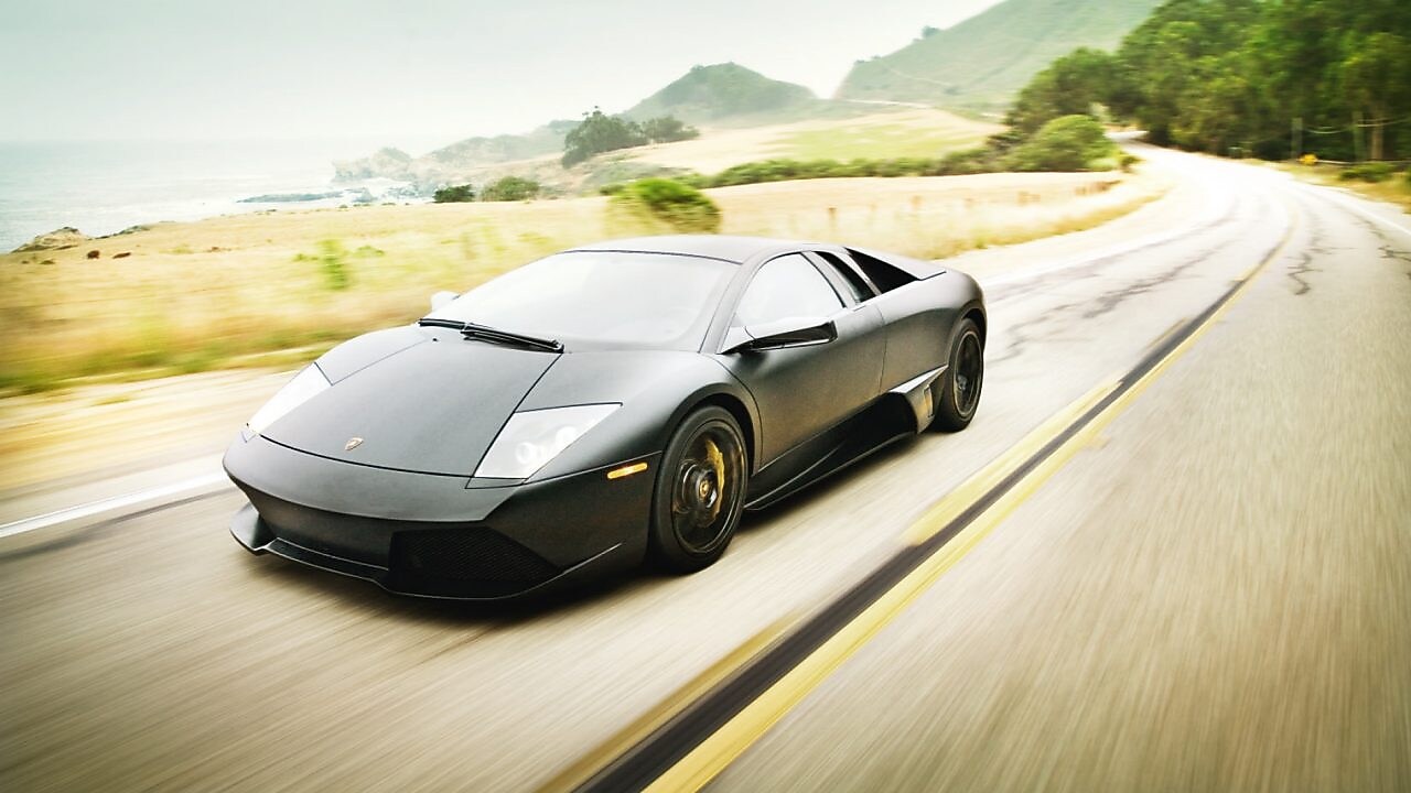 Spor otomobil Pasifik Karayolunda gidiyor