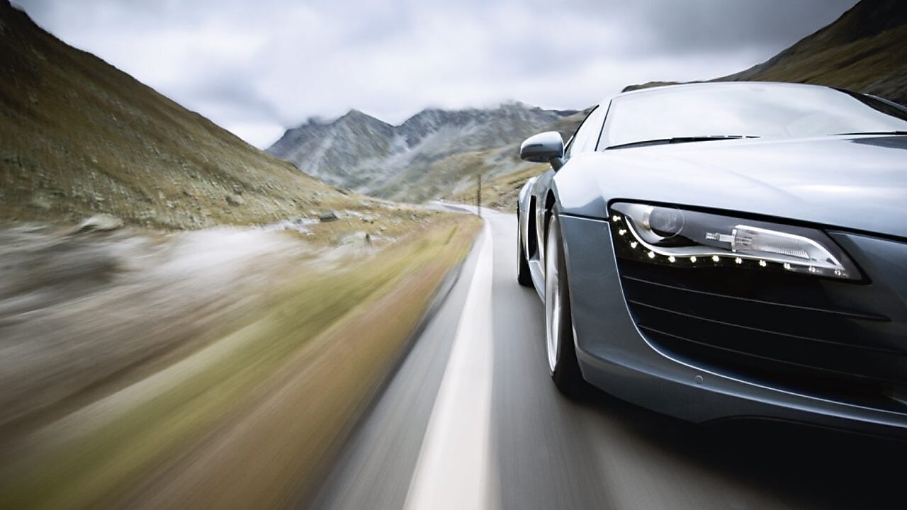 Otomobil dağ yolunda bir virajdan dönüyor