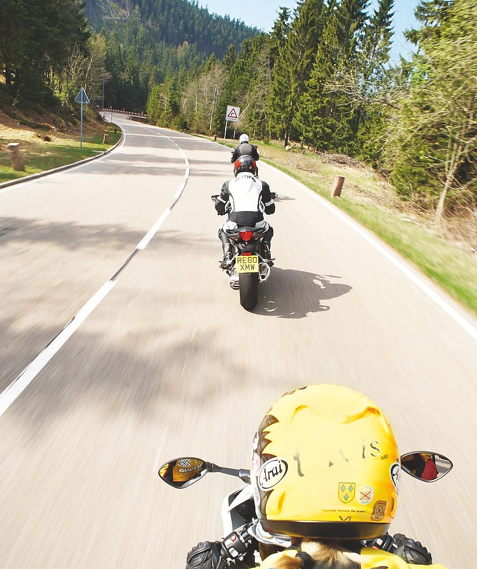 Üç motosiklet bir dağ yolunda gidiyor