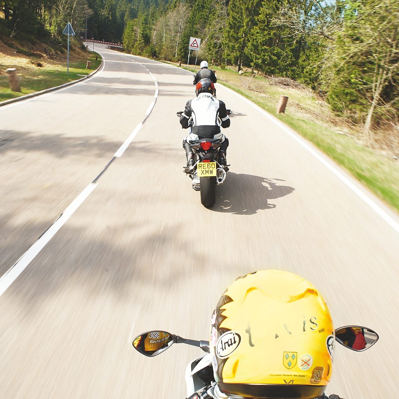 Üç motosiklet bir dağ yolunda gidiyor