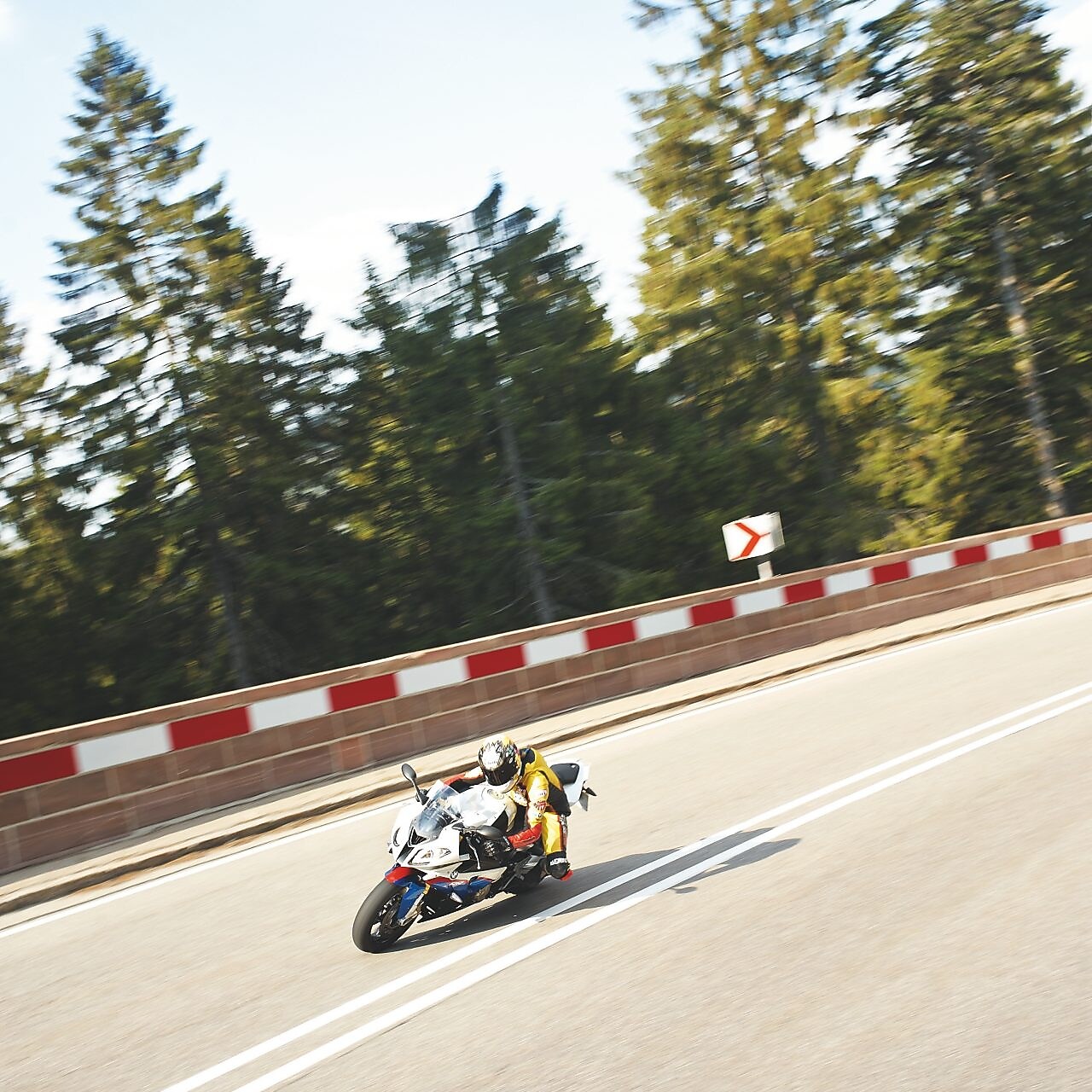 Motosiklet pistte bir dönemeçten dönüyor