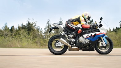 Sürücü motosikletiyle yolda hızla ilerliyor