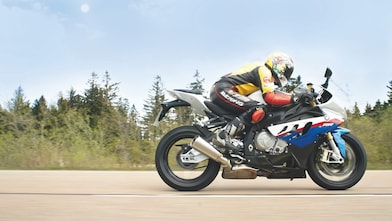 Sürücü motosikletiyle yolda hızla ilerliyor