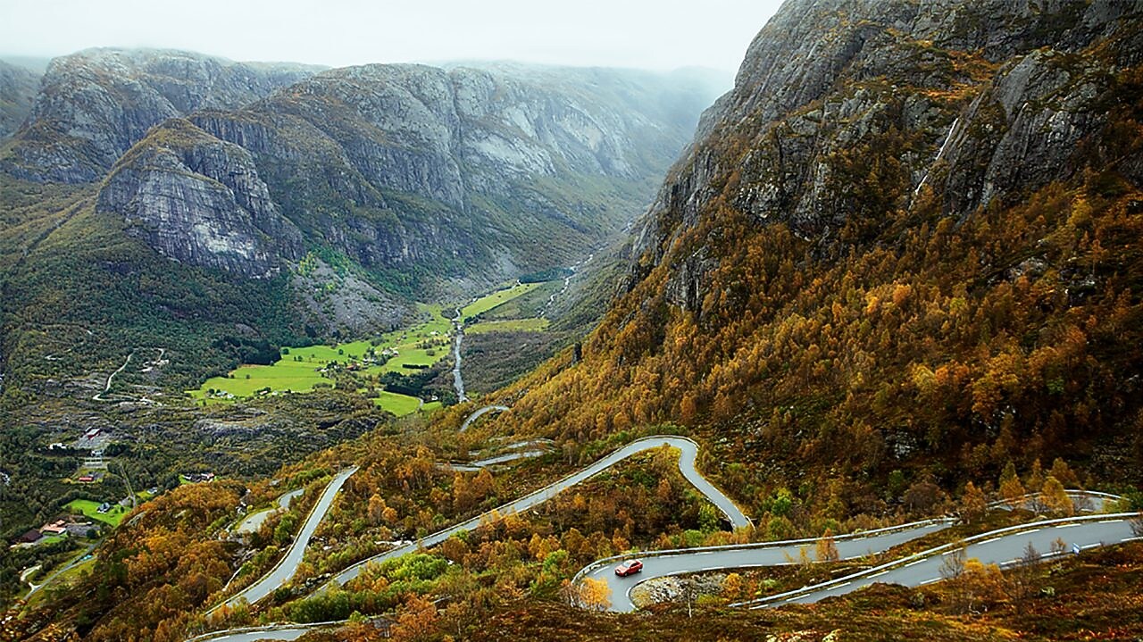 Güzel bir doğa manzarasının içinde zikzaklı yol
