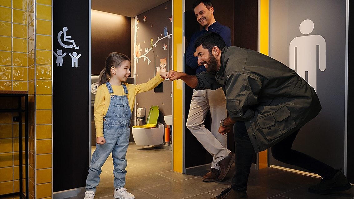 Havada, el yıkayan bir çocuk