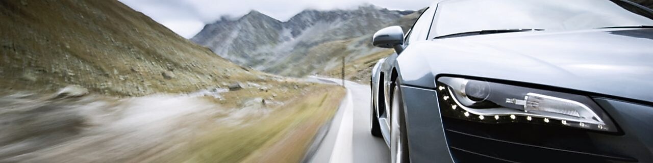 Otomobil dağ yolunda bir virajdan dönüyor