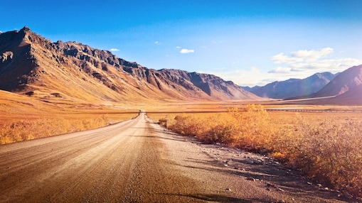 Dağlarla çevrili boş toprak yol