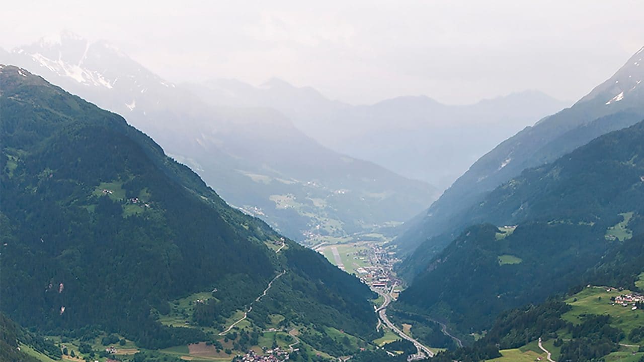 Güzel manzaralı vadiler arasında ilerleyen yollar
