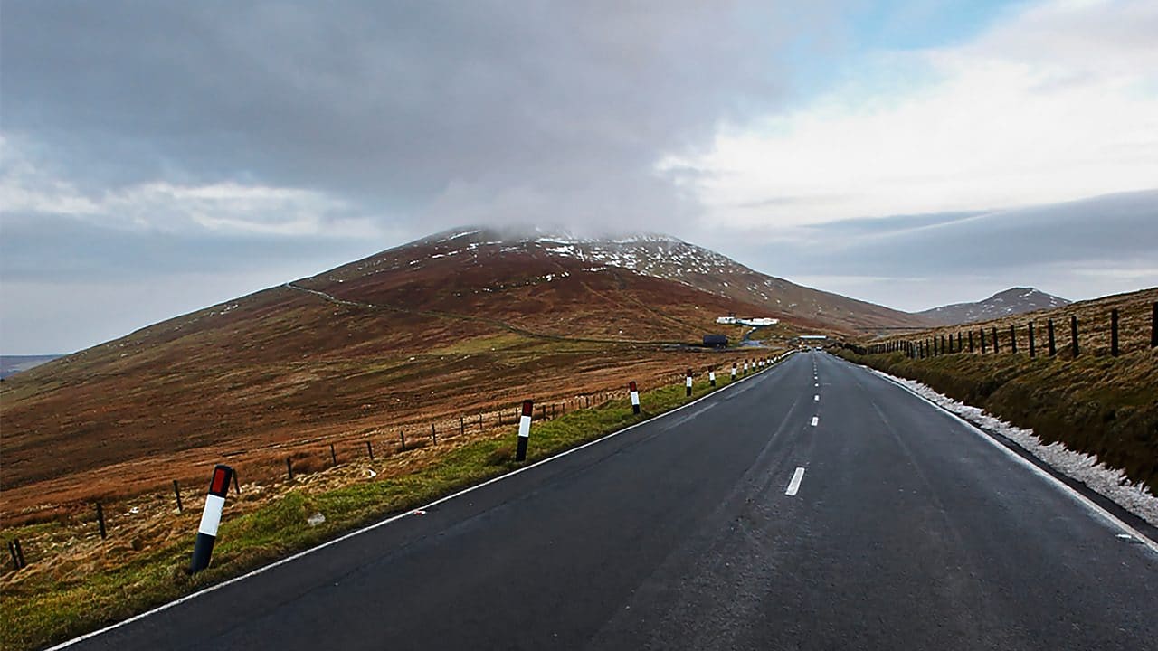 Etrafı açık boş bir yol