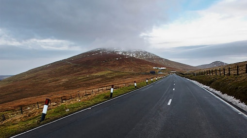 Etrafı açık boş bir yol