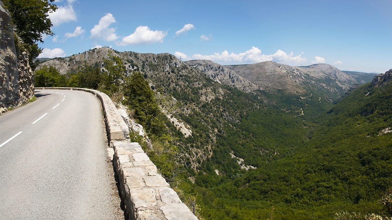 Dağların doğayla çevrili bir yol