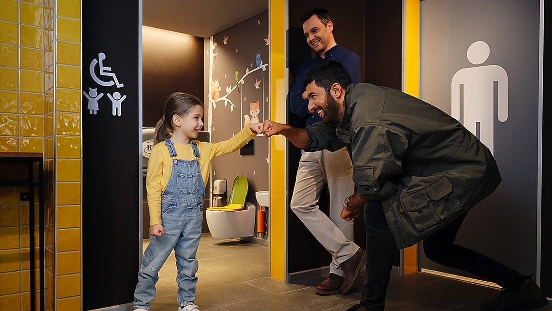 Havada, el yıkayan bir çocuk