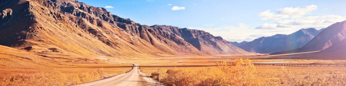 Dağlarla çevrili boş toprak yol