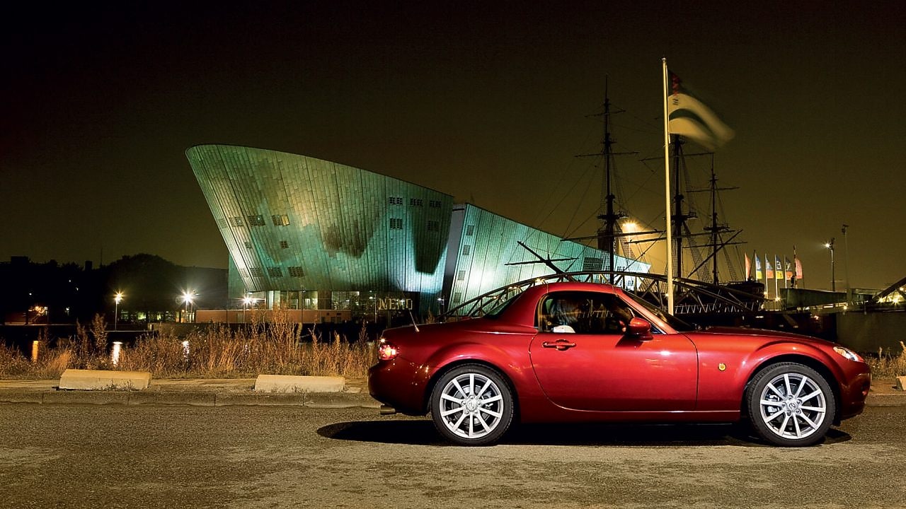 Amsterdam sokaklarında park edilmiş kırımızı otomobil