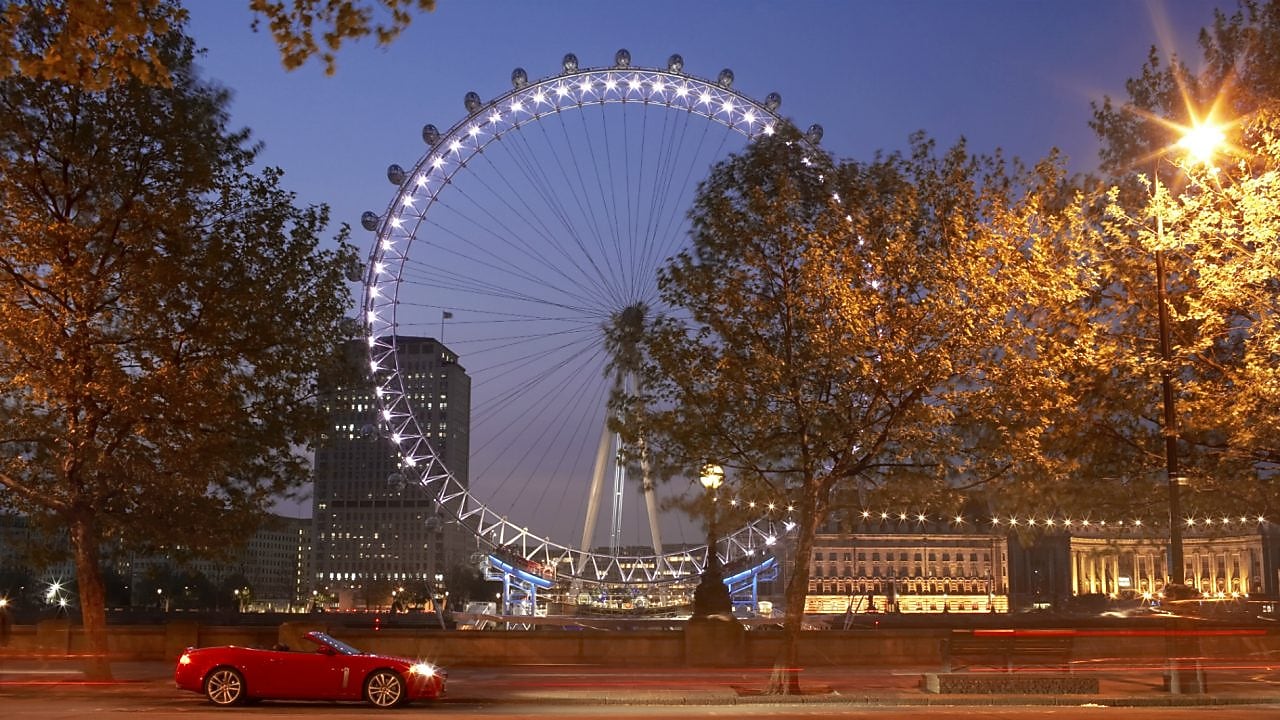 Londra’da yolda giden otomobil