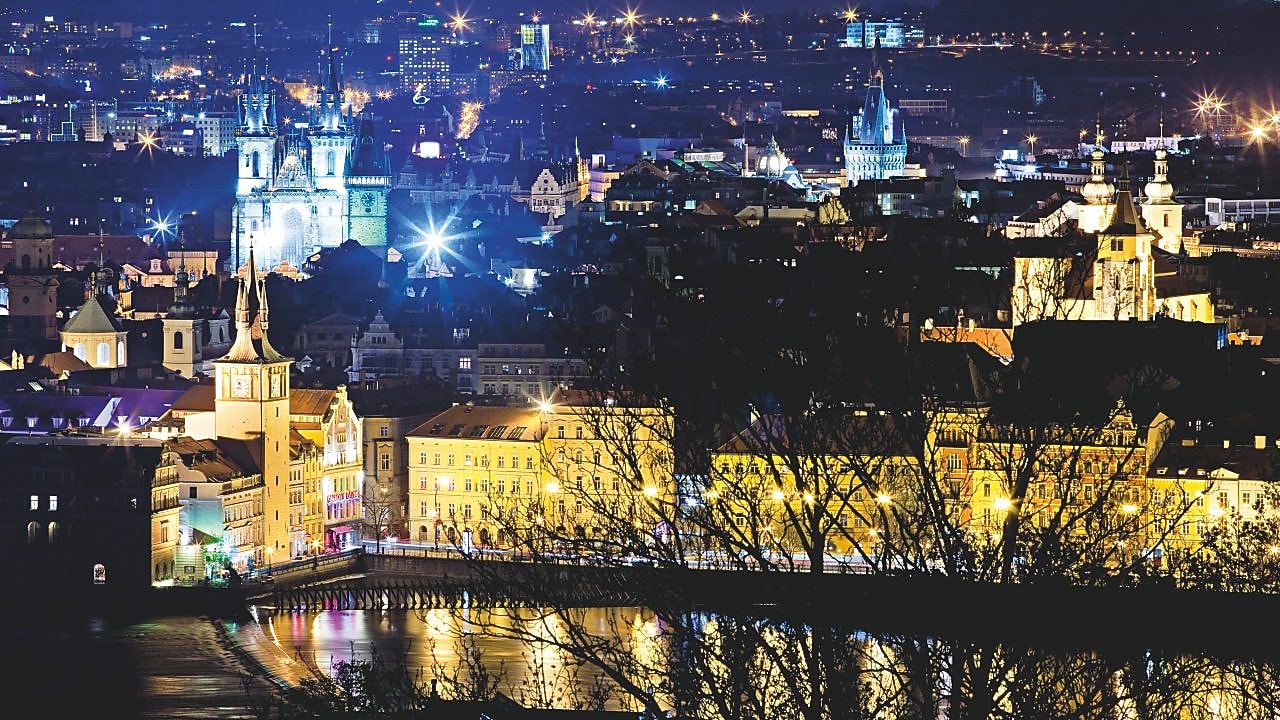 Gece Prag şehrinden bir görünüm
