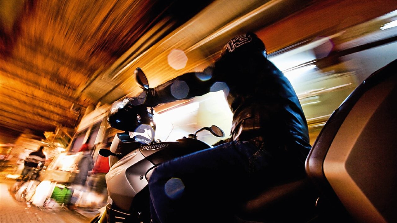 Adam gece Marakeş’te motorla gidiyor