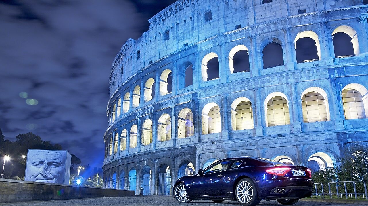 Gece, Roma’da Colosseum’un önünde park etmiş otomobil