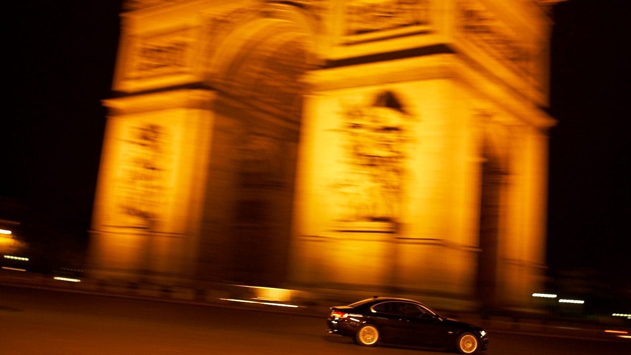 Gece Paris’te gezen otomobil