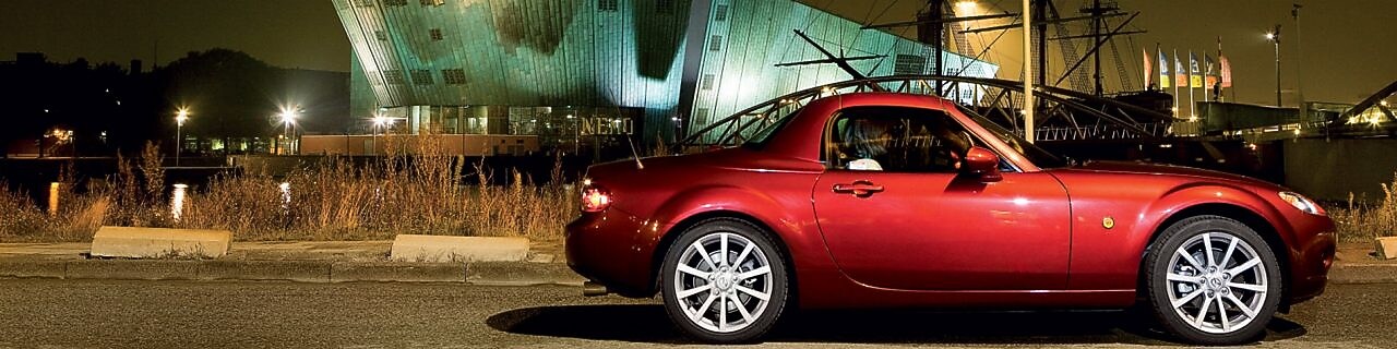 Amsterdam sokaklarında park edilmiş kırımızı otomobil