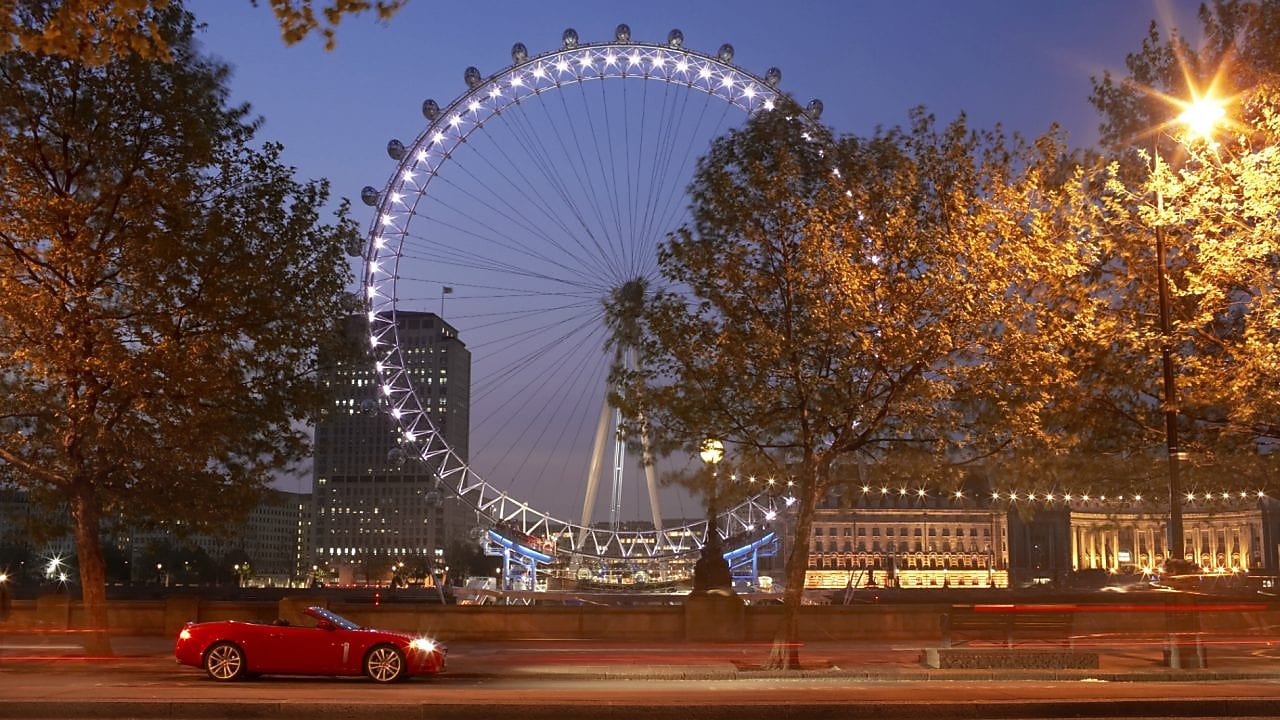 Londra’da yolda giden otomobil