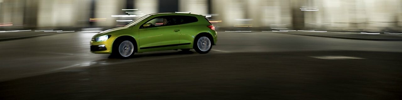 yeşil otomobil gece hızla gidiyor