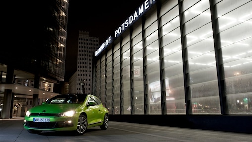 Otomobil gece yarısı yolda gidiyor