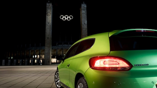 Karanlık gecede yoldaki otomobil