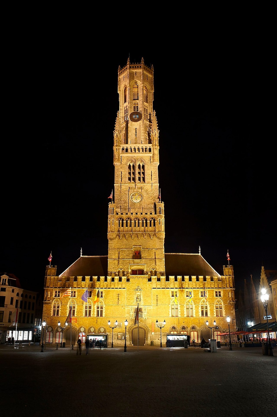 Gece aydınlatılan Bruges katedrali