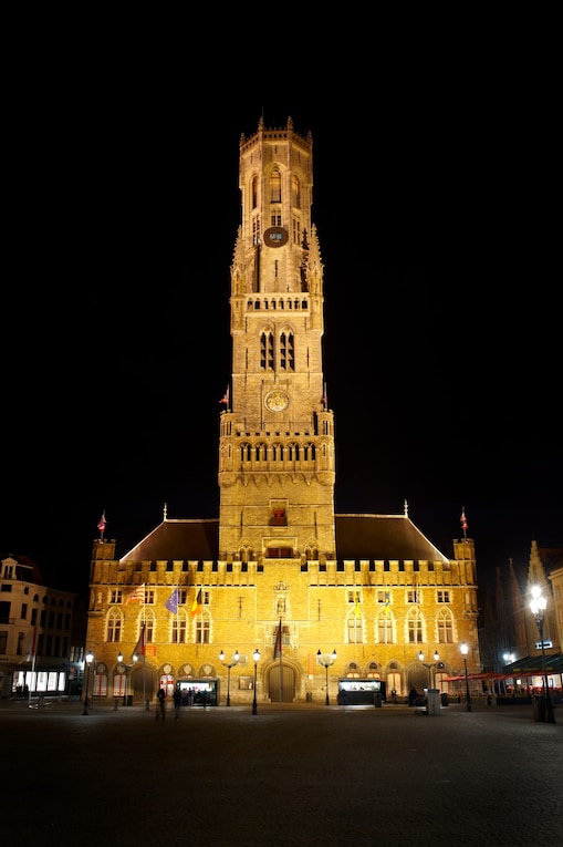 Gece aydınlatılan Bruges katedrali